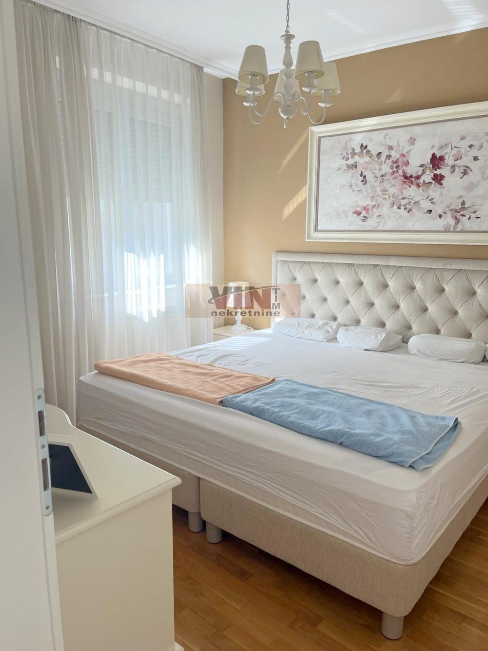 Stan na prodaju u Beogradu, Đeram pijaca, trosoban, 84m2, cena 341000 evra