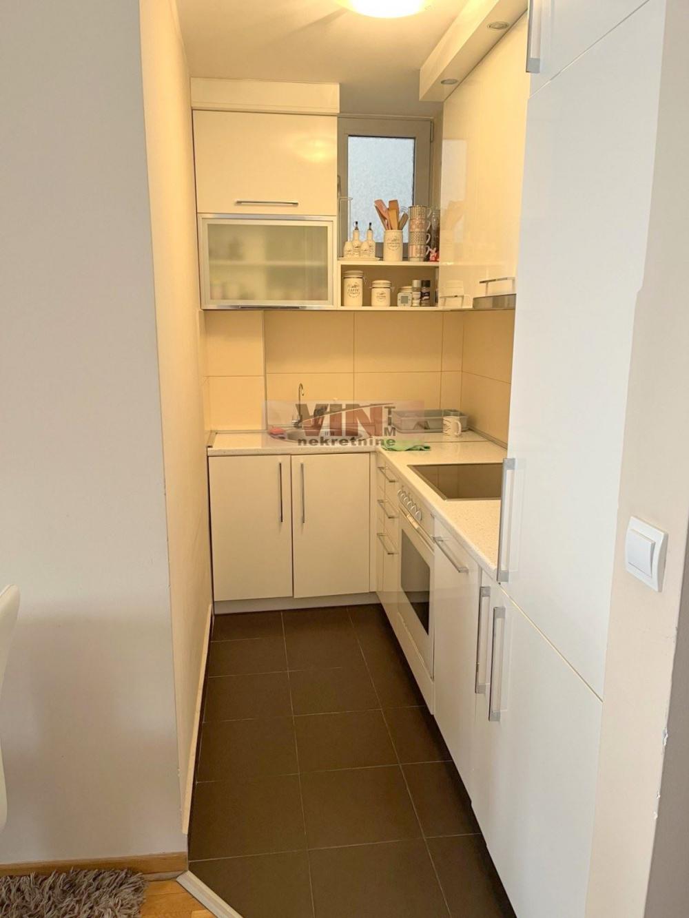 Stan na prodaju u Beogradu, Đeram pijaca, trosoban, 84m2, cena 341000 evra
