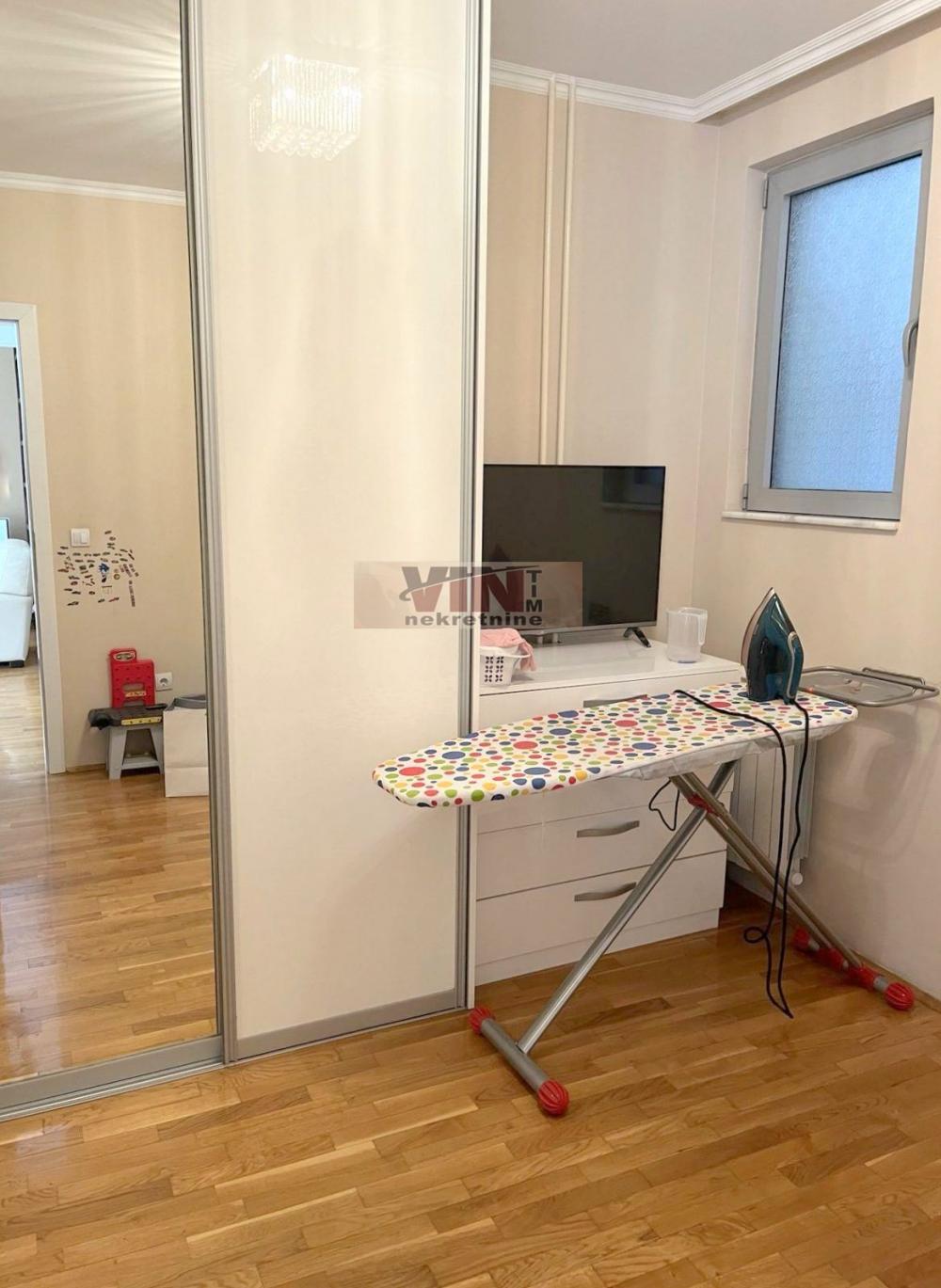 Stan na prodaju u Beogradu, Đeram pijaca, trosoban, 84m2, cena 341000 evra