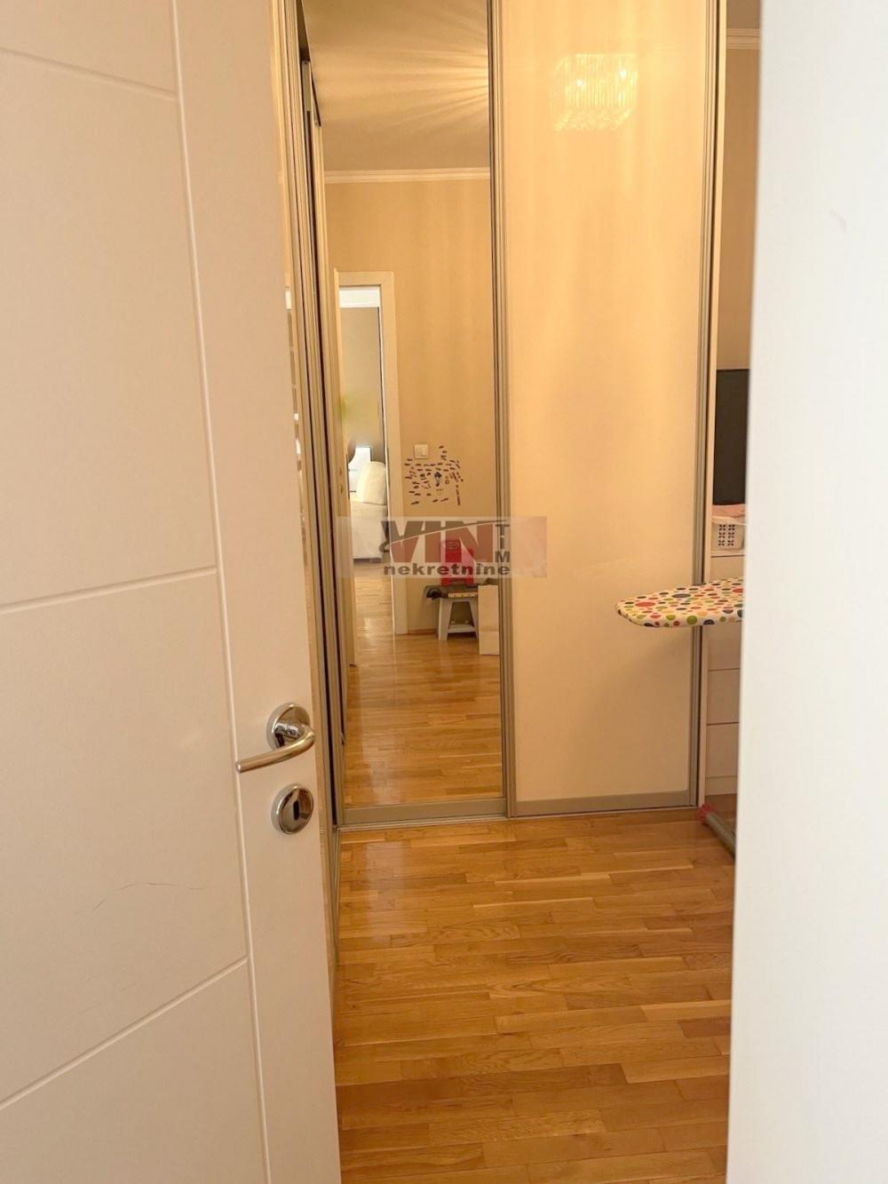 Stan na prodaju u Beogradu, Đeram pijaca, trosoban, 84m2, cena 341000 evra