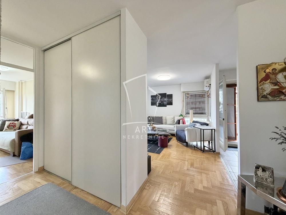 Stan na prodaju u Beogradu, Novi Beograd blok 45 (TC Enjub), trosoban, 76m2, cena 270000 evra