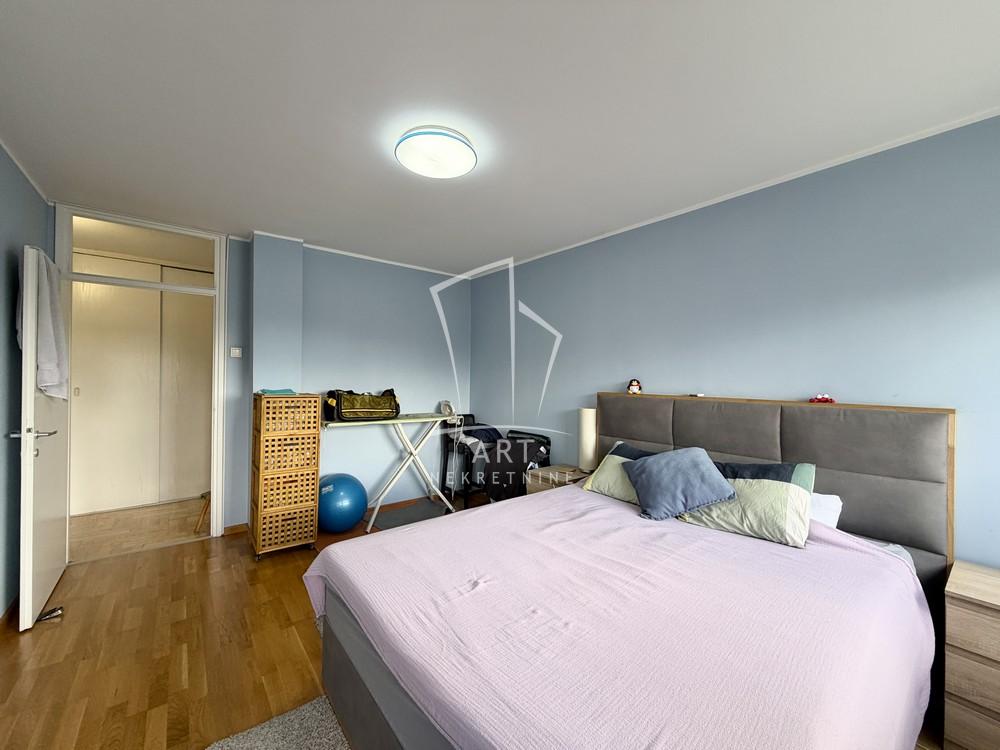 Stan na prodaju u Beogradu, Novi Beograd blok 45 (TC Enjub), trosoban, 76m2, cena 270000 evra