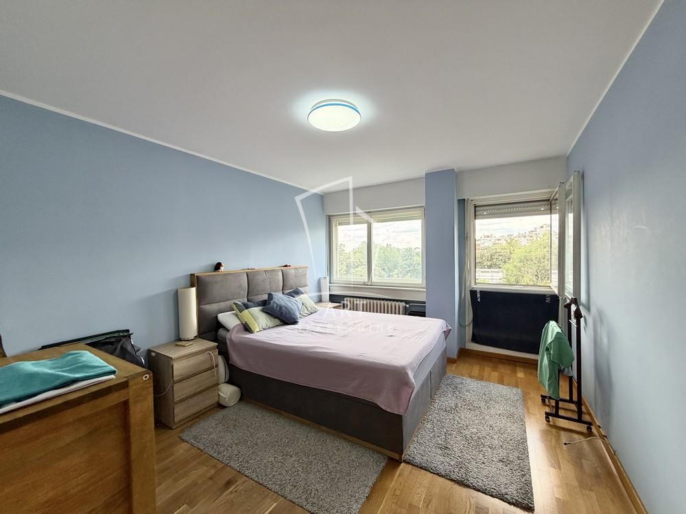 Stan na prodaju u Beogradu, Novi Beograd blok 45 (TC Enjub), trosoban, 76m2, cena 270000 evra