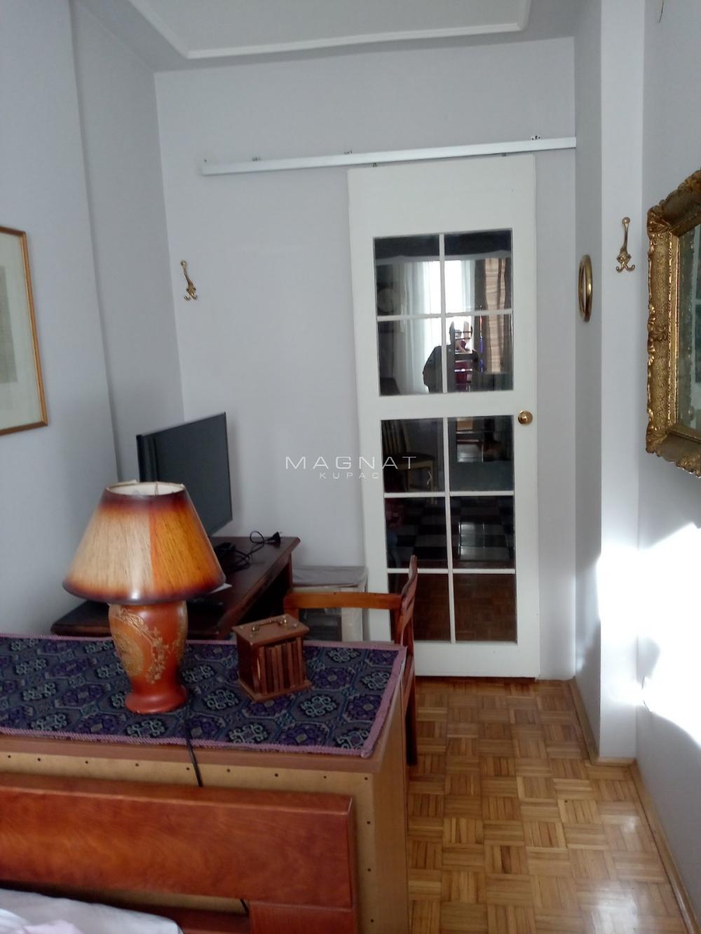 Stan na prodaju u Beogradu, Banjica, trosoban, 78m2, cena 215000 evra