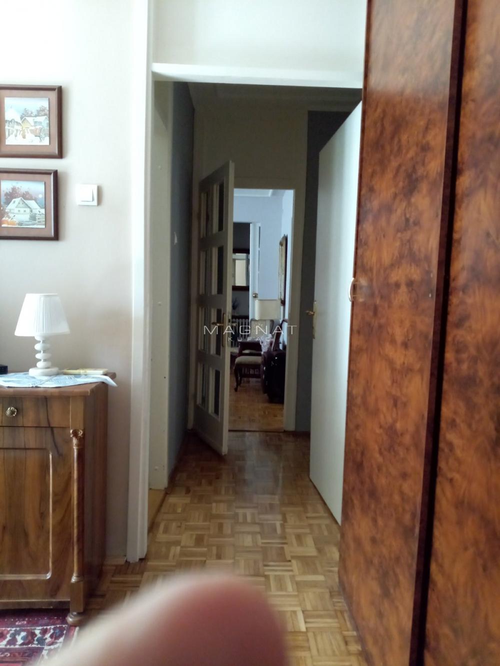Stan na prodaju u Beogradu, Banjica, trosoban, 78m2, cena 215000 evra