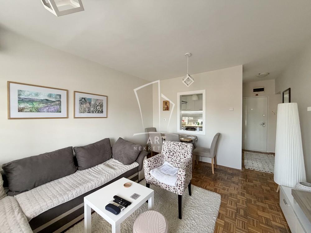 Stan na prodaju u Beogradu, Petlovo brdo, dvoiposoban, 49m2, cena 139900 evra
