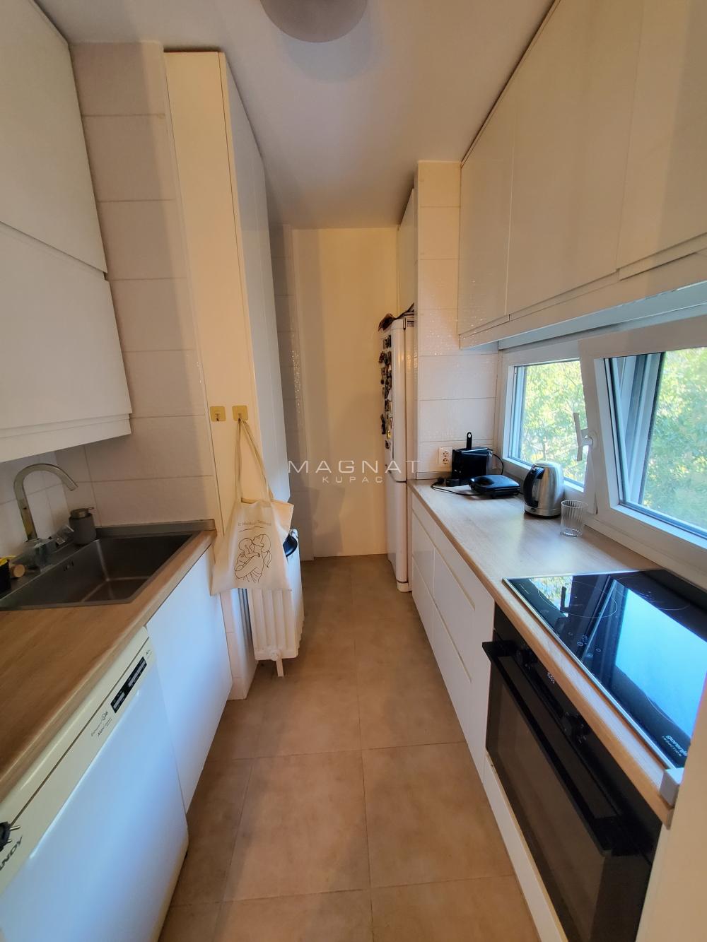 Stan na prodaju u Beogradu, Novi Beograd, trosoban, 73m2, cena 340000 evra