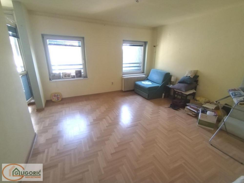 Stan na prodaju u Beogradu, Banovo brdo, dvoiposoban, 58m2, cena 167620 evra