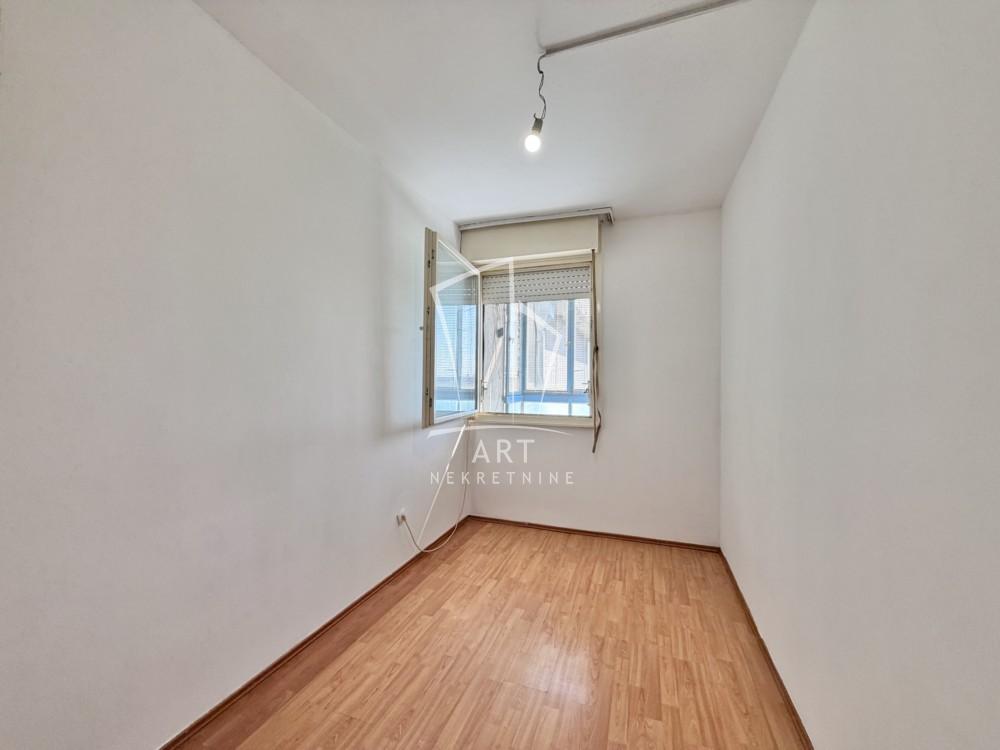 Stan na prodaju u Beogradu, Borča, troiposoban, 70m2, cena 159000 evra