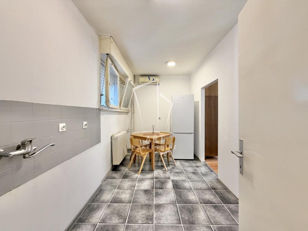 Stan na prodaju u Beogradu, Borča, troiposoban, 70m2, cena 159000 evra