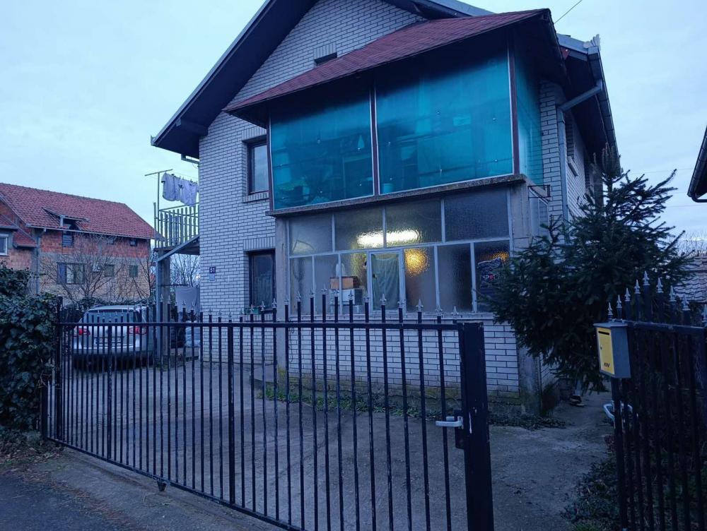 Stan na prodaju u Beogradu, Surčin, 209m2, cena 260000 evra
