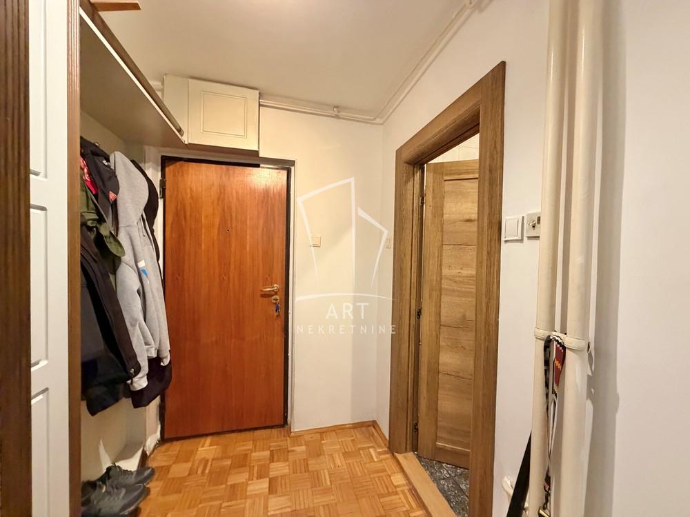 Stan na prodaju u Beogradu, Novi Beograd blok 70 (Kineski TC), trosoban, 74m2, cena 320000 evra