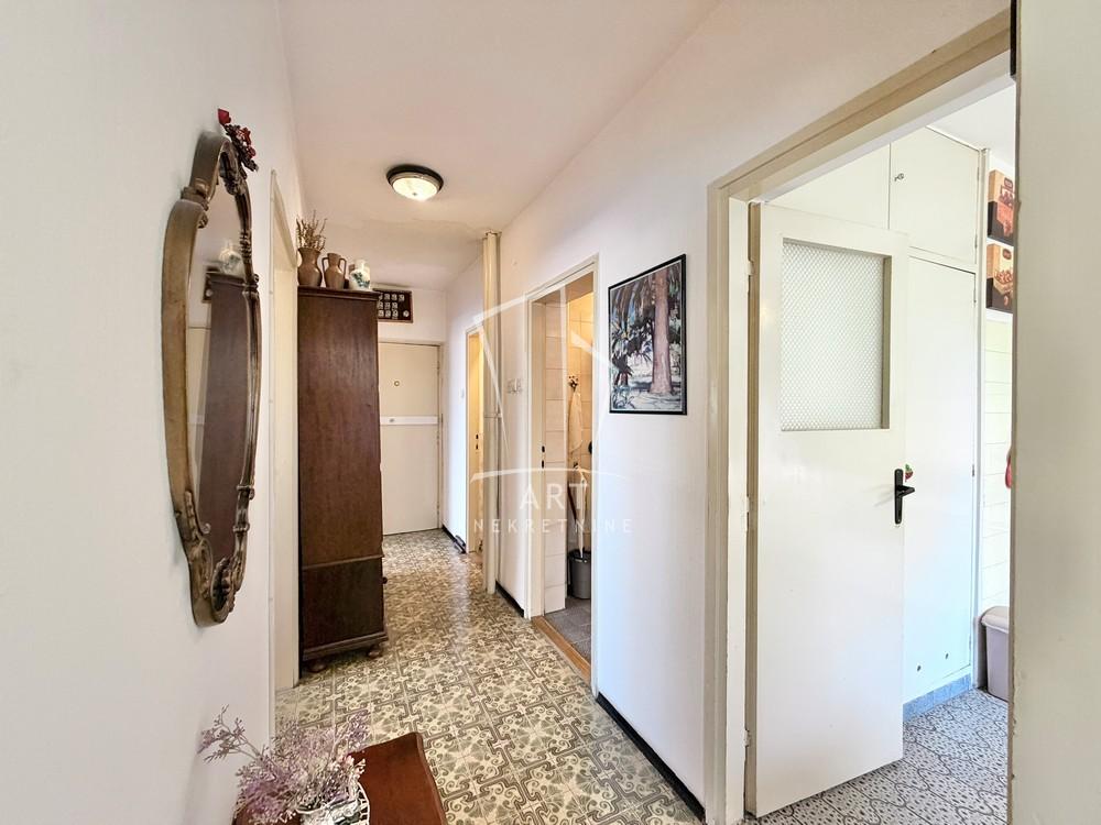 Stan na prodaju u Beogradu, Karaburma, trosoban, 72m2, cena 190000 evra
