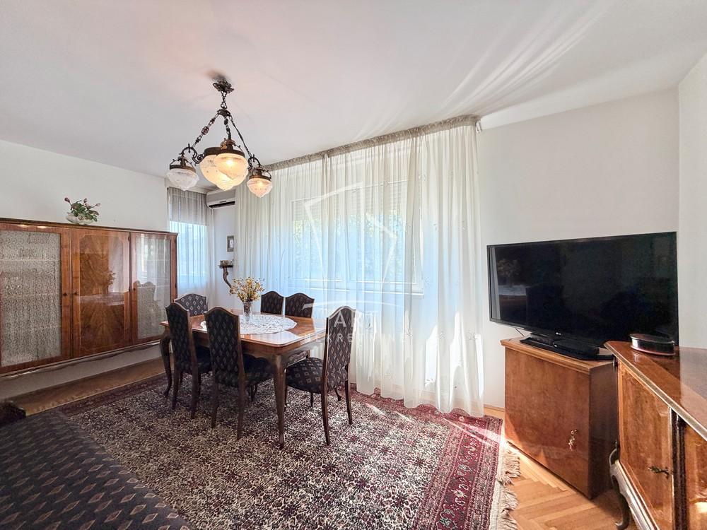 Stan na prodaju u Beogradu, Karaburma, trosoban, 72m2, cena 190000 evra