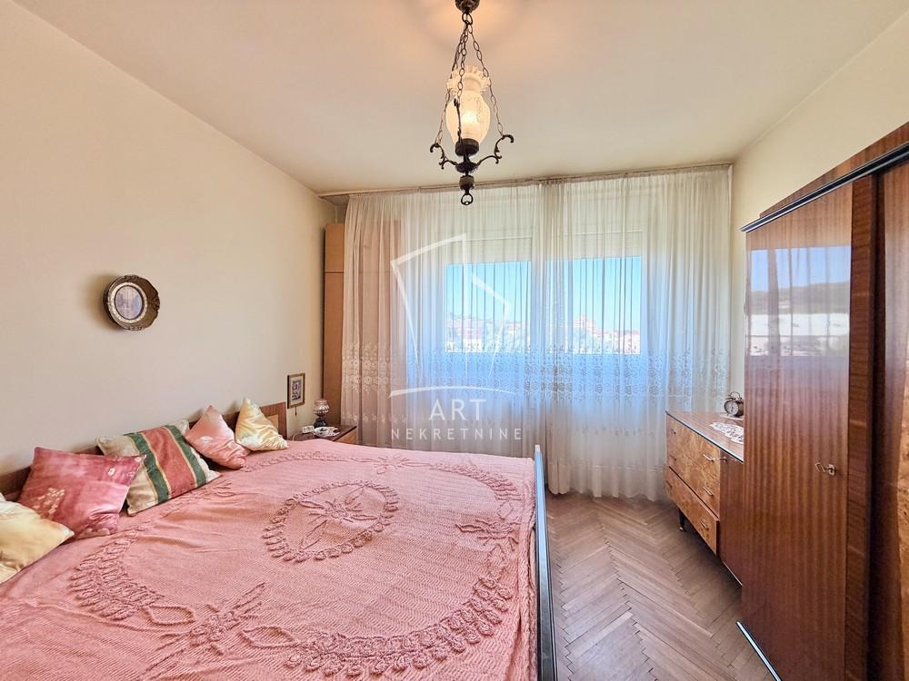 Stan na prodaju u Beogradu, Karaburma, trosoban, 72m2, cena 190000 evra