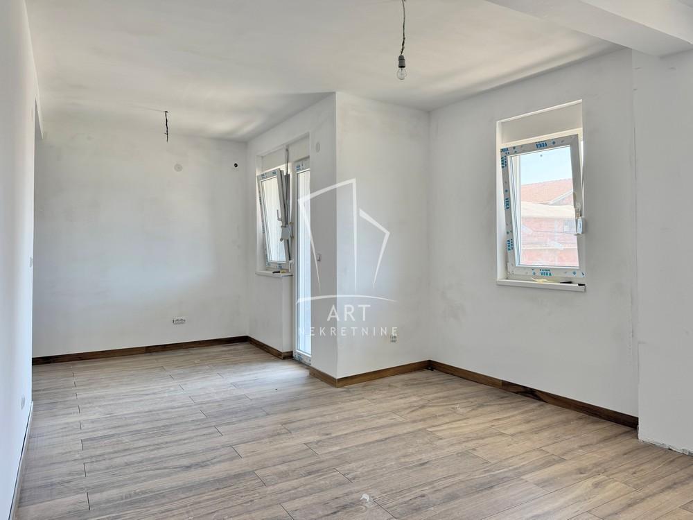 Stan na prodaju u Beogradu, Kaluđerica, troiposoban, 70m2, cena 140000 evra