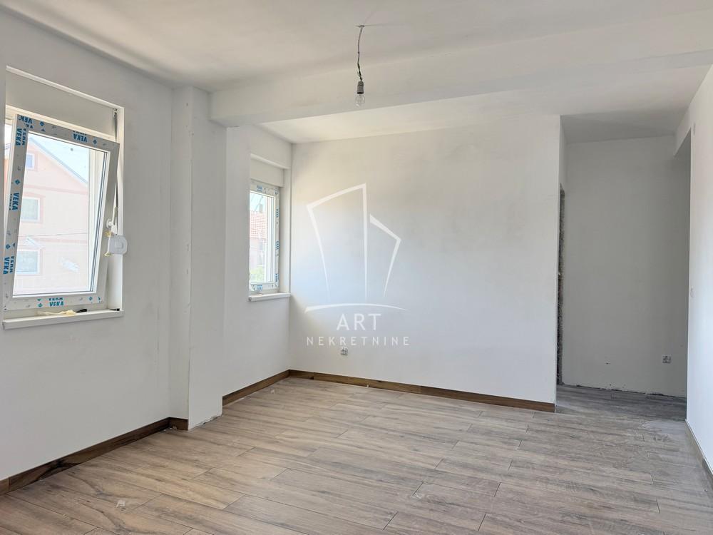 Stan na prodaju u Beogradu, Kaluđerica, troiposoban, 70m2, cena 140000 evra