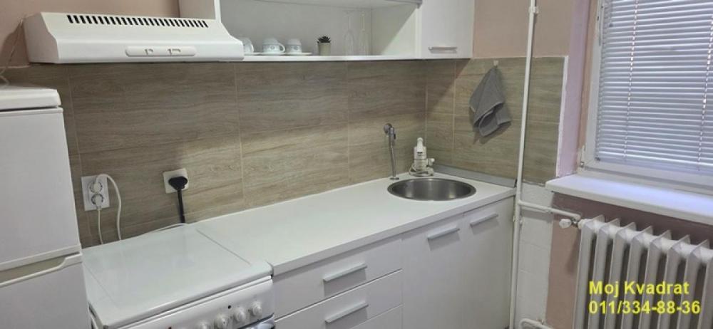 Stan na prodaju u Beogradu, Novi Beograd blok 21 (10. gimnazija), jednosoban, 29m2, cena 155000 evra