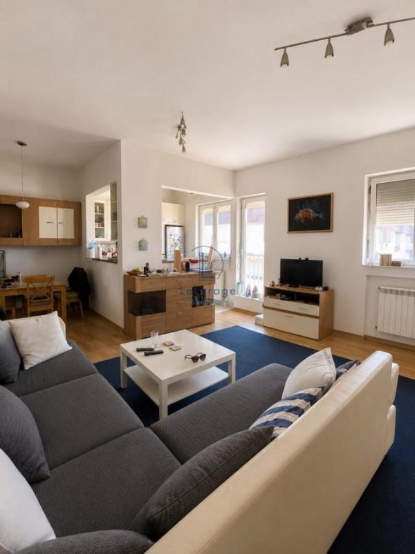 Stan na prodaju u Beogradu, Novi Beograd blok 8A (Paviljoni), trosoban, 71m2, cena 249900 evra