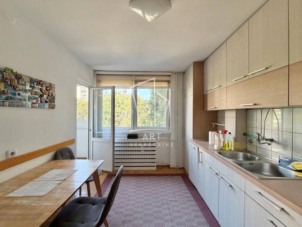 Stan na prodaju u Beogradu, Save Kovačevića, trosoban, 78m2, cena 255000 evra