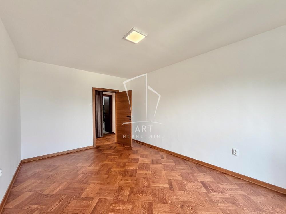 Stan na prodaju u Beogradu, Rakovica, trosoban, 84m2, cena 268000 evra