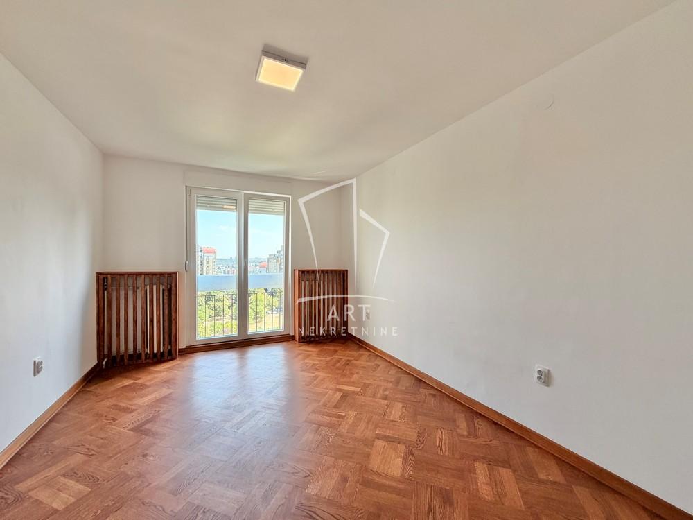 Stan na prodaju u Beogradu, Rakovica, trosoban, 84m2, cena 268000 evra