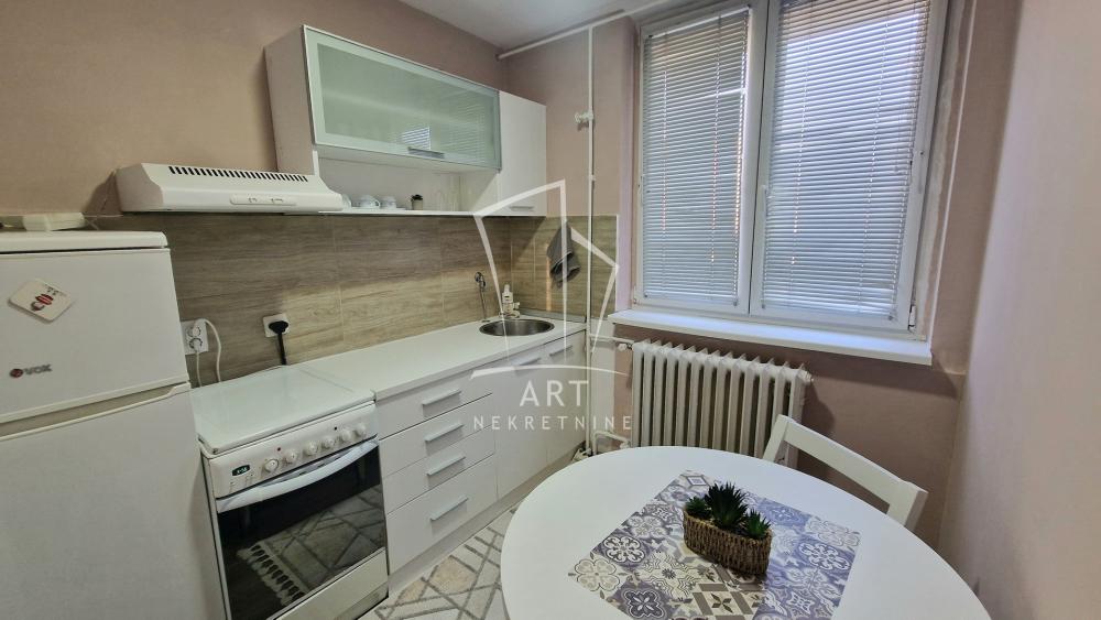 Stan na prodaju u Beogradu, Novi Beograd blok 21 (10. gimnazija), jednosoban, 29m2, cena 155000 evra