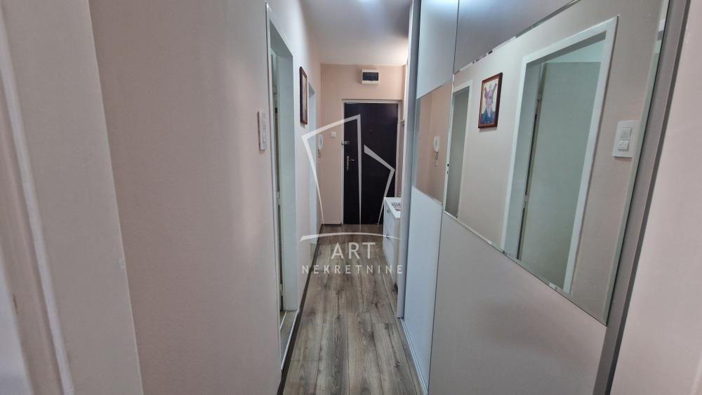 Stan na prodaju u Beogradu, Novi Beograd blok 21 (10. gimnazija), jednosoban, 29m2, cena 155000 evra