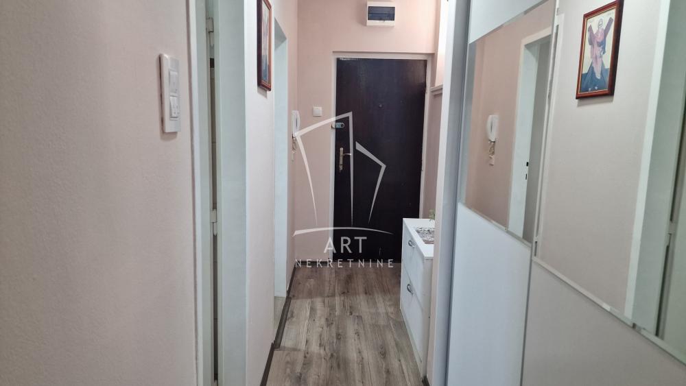 Stan na prodaju u Beogradu, Novi Beograd blok 21 (10. gimnazija), jednosoban, 29m2, cena 155000 evra