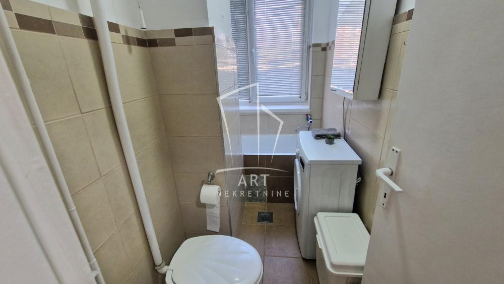 Stan na prodaju u Beogradu, Novi Beograd blok 21 (10. gimnazija), jednosoban, 29m2, cena 155000 evra