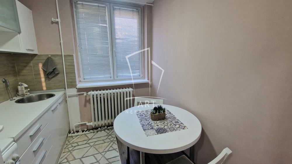 Stan na prodaju u Beogradu, Novi Beograd blok 21 (10. gimnazija), jednosoban, 29m2, cena 155000 evra