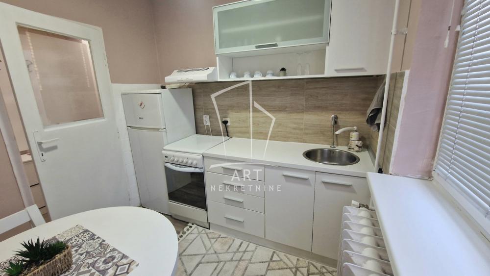 Stan na prodaju u Beogradu, Novi Beograd blok 21 (10. gimnazija), jednosoban, 29m2, cena 155000 evra