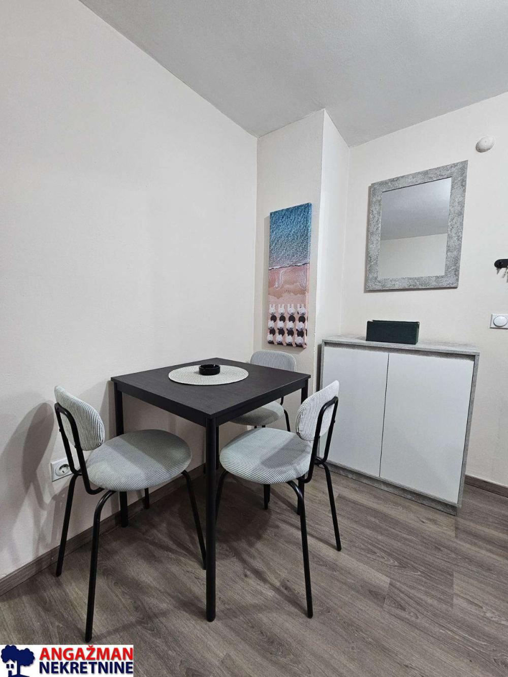 Stan na prodaju u Beogradu, Zemun, jednoiposoban, 31m2, cena 97000 evra