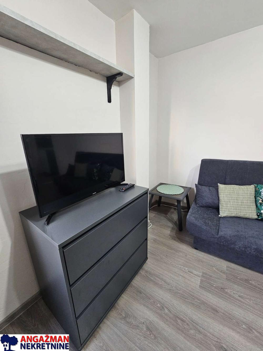 Stan na prodaju u Beogradu, Zemun, jednoiposoban, 31m2, cena 97000 evra