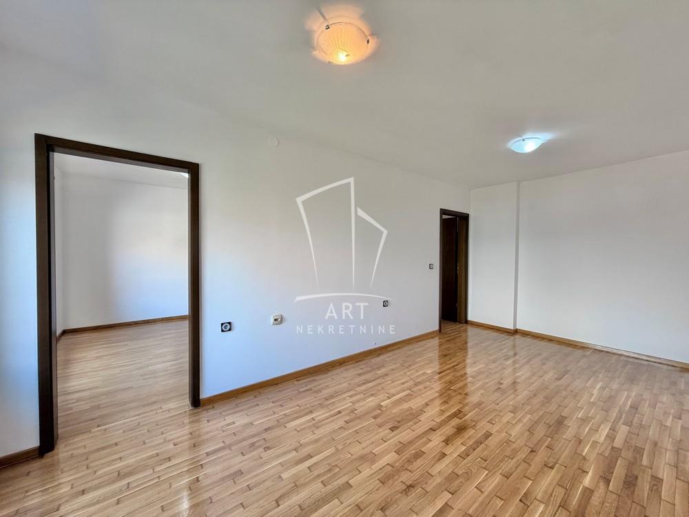 Stan na prodaju u Beogradu, Konjarnik, trosoban, 58m2, cena 245000 evra