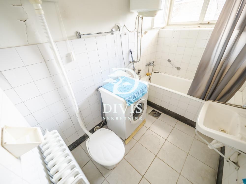 Stan na prodaju u Beogradu, Cvetni trg, cetvorosoban, 85m2, cena 326000 evra