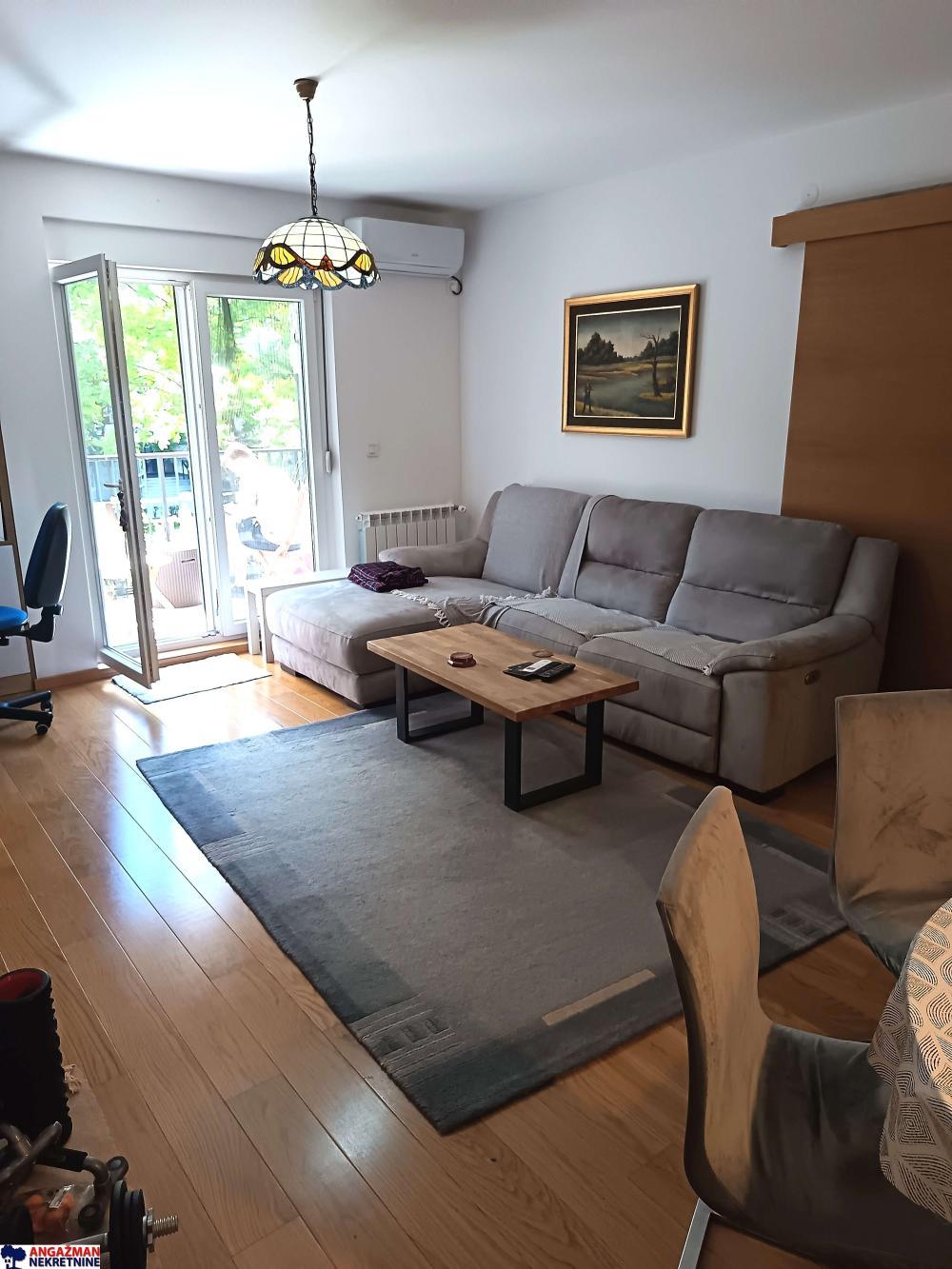 Stan na prodaju u Beogradu, Zemun, trosoban, 68m2, cena 280000 evra