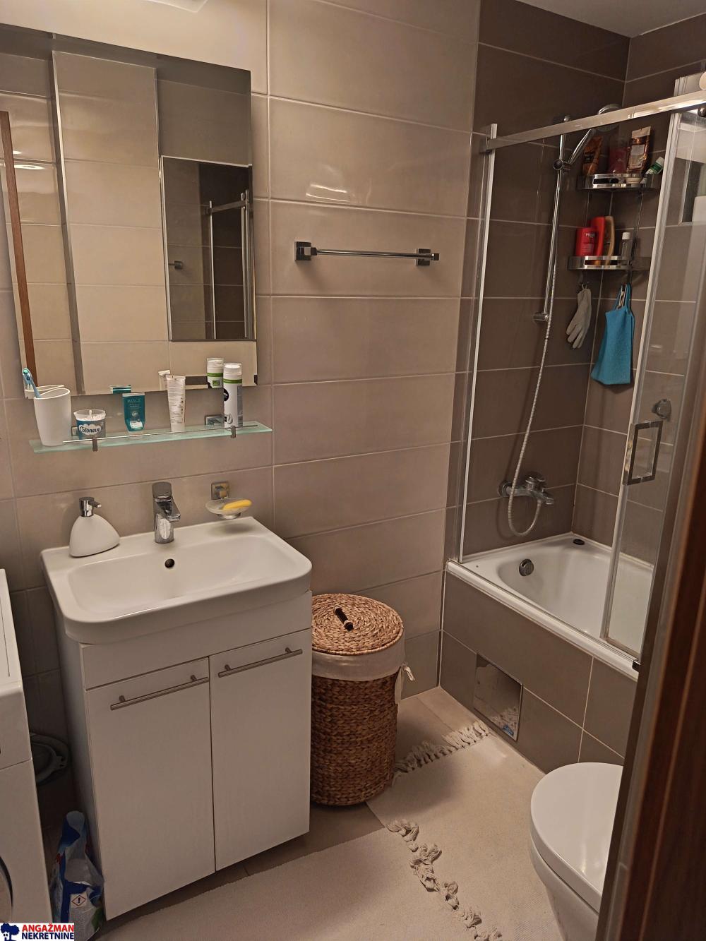 Stan na prodaju u Beogradu, Zemun, trosoban, 68m2, cena 280000 evra