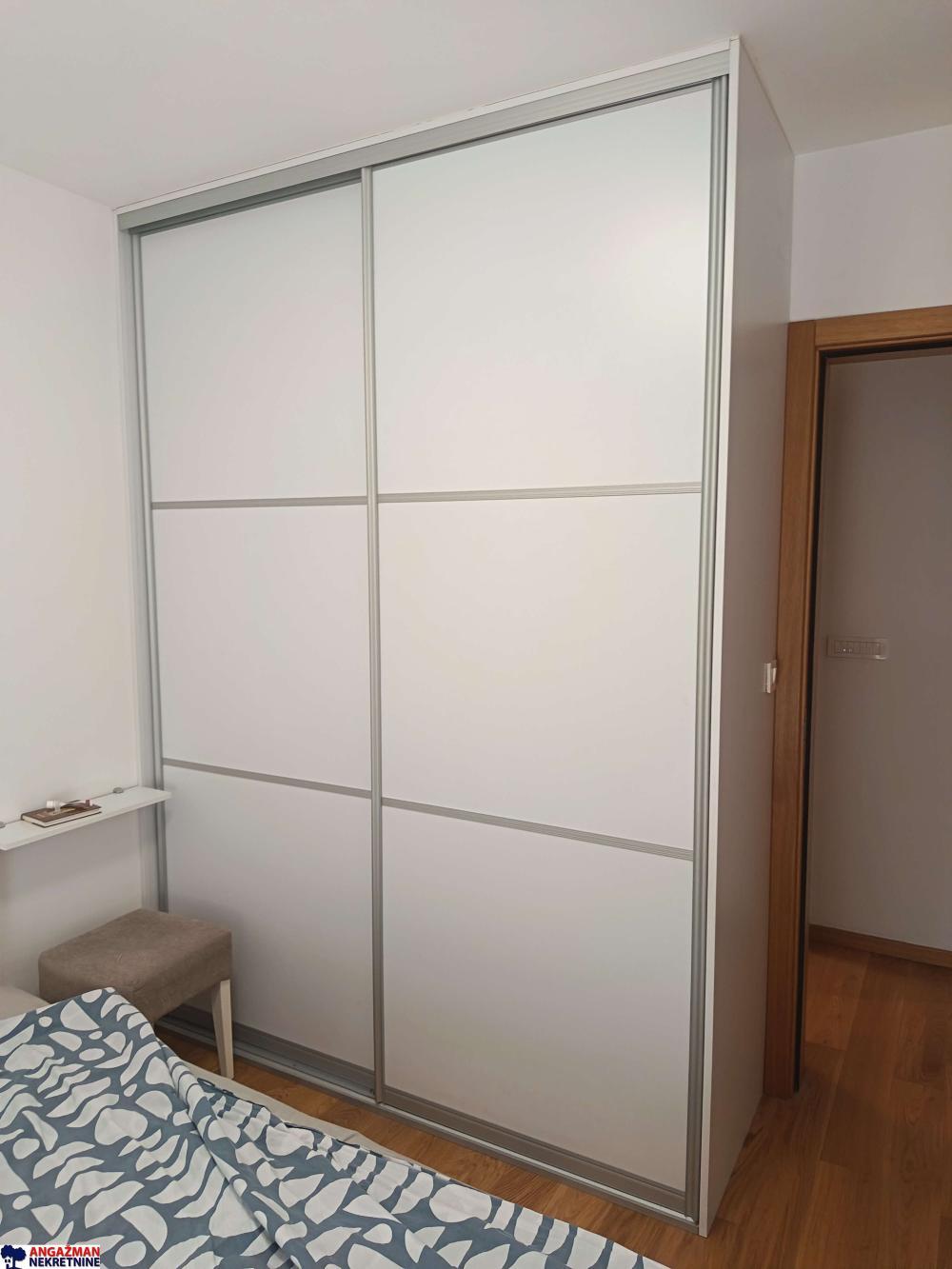 Stan na prodaju u Beogradu, Zemun, trosoban, 68m2, cena 280000 evra