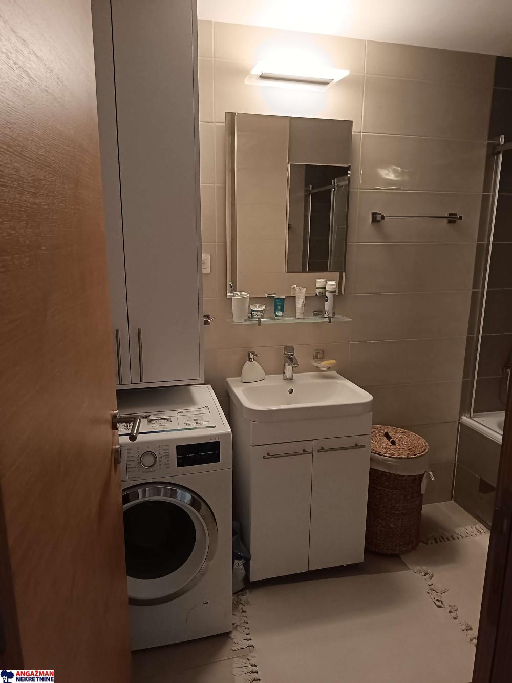 Stan na prodaju u Beogradu, Zemun, trosoban, 68m2, cena 280000 evra