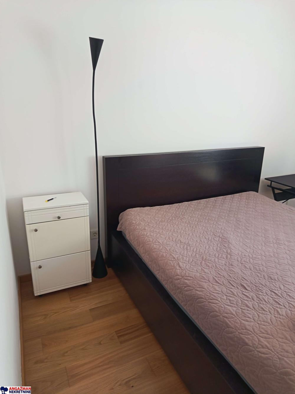Stan na prodaju u Beogradu, Zemun, trosoban, 68m2, cena 280000 evra