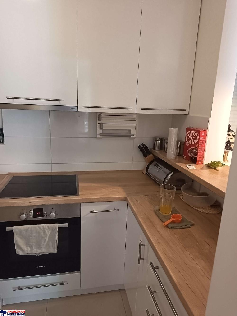 Stan na prodaju u Beogradu, Zemun, trosoban, 68m2, cena 280000 evra
