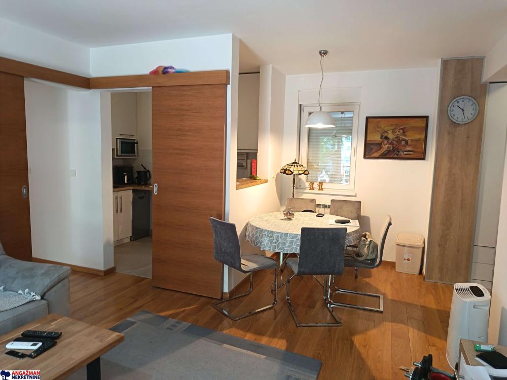 Stan na prodaju u Beogradu, Zemun, trosoban, 68m2, cena 280000 evra