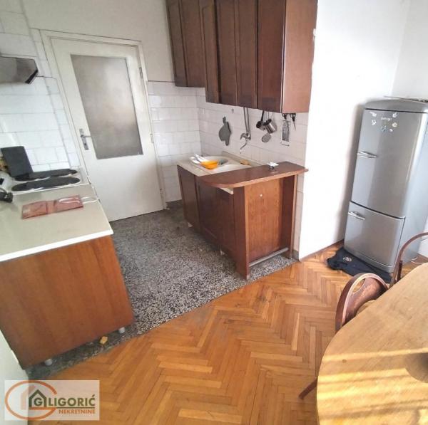 Stan na prodaju u Beogradu, Šumice, trosoban, 77m2, cena 223300 evra