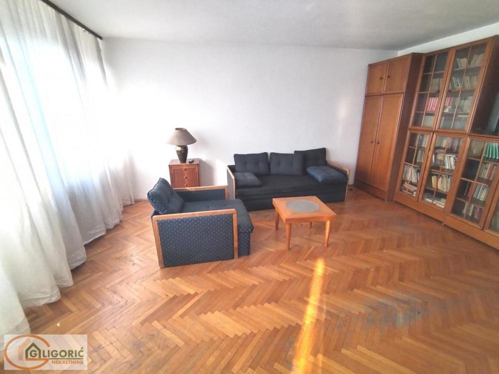 Stan na prodaju u Beogradu, Šumice, trosoban, 77m2, cena 223300 evra