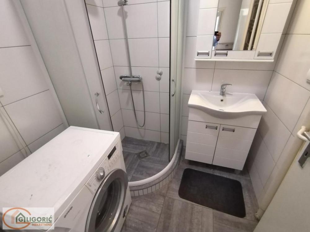 Stan na prodaju u Beogradu, Šumice, trosoban, 77m2, cena 223300 evra