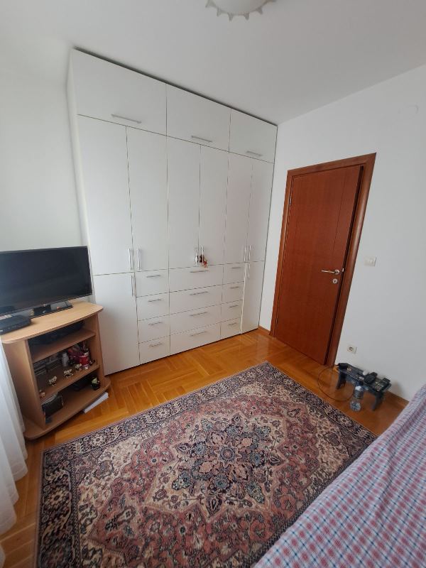 Stan na prodaju u Beogradu, Dimitrija Tucovića, trosoban, 70m2, cena 270000 evra