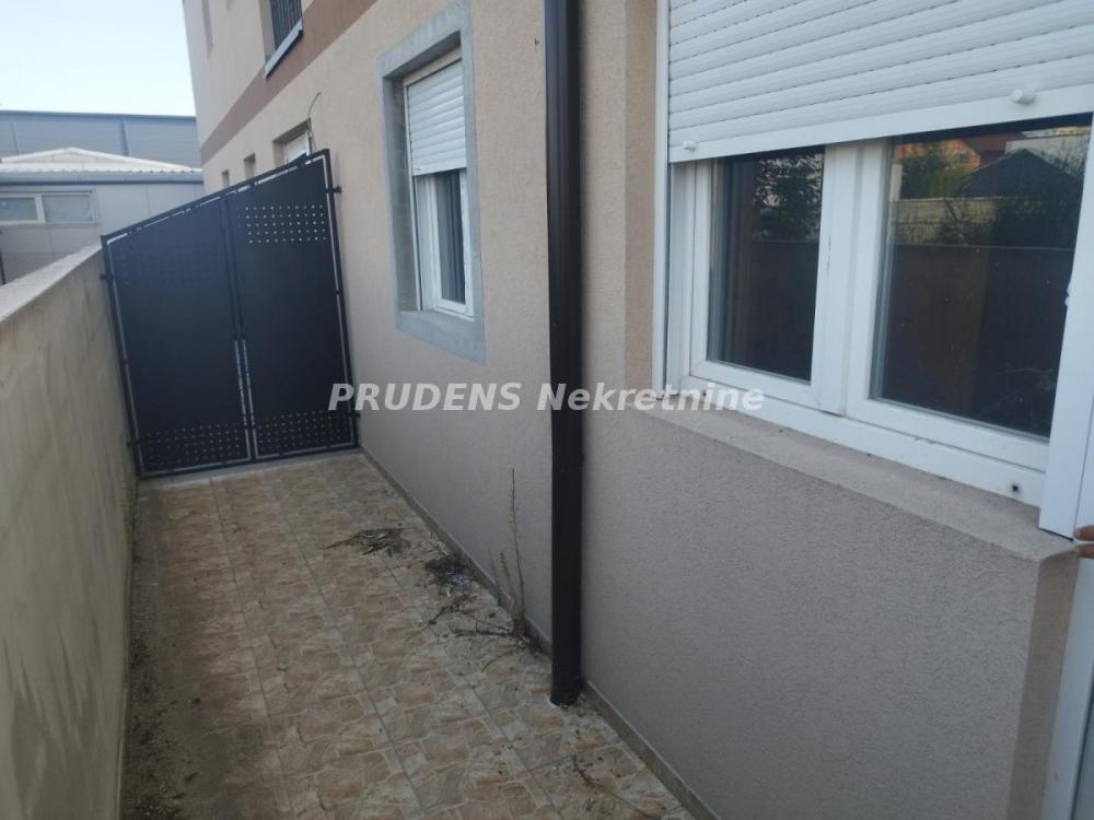 Stan na prodaju u Beogradu, Ledine, dvoiposoban, 54m2, cena 77000 evra