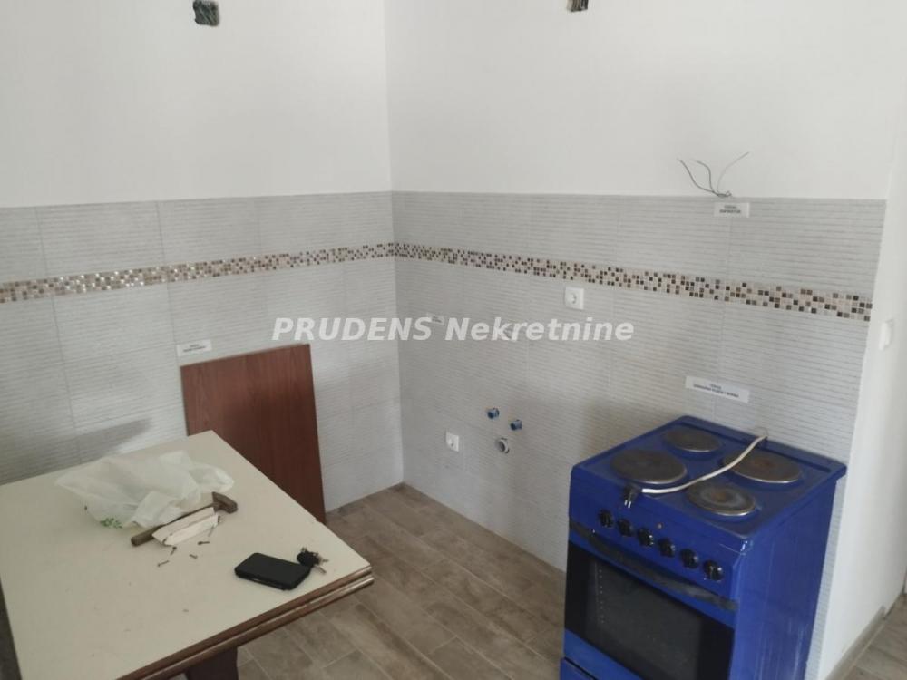 Stan na prodaju u Beogradu, Ledine, dvoiposoban, 54m2, cena 77000 evra