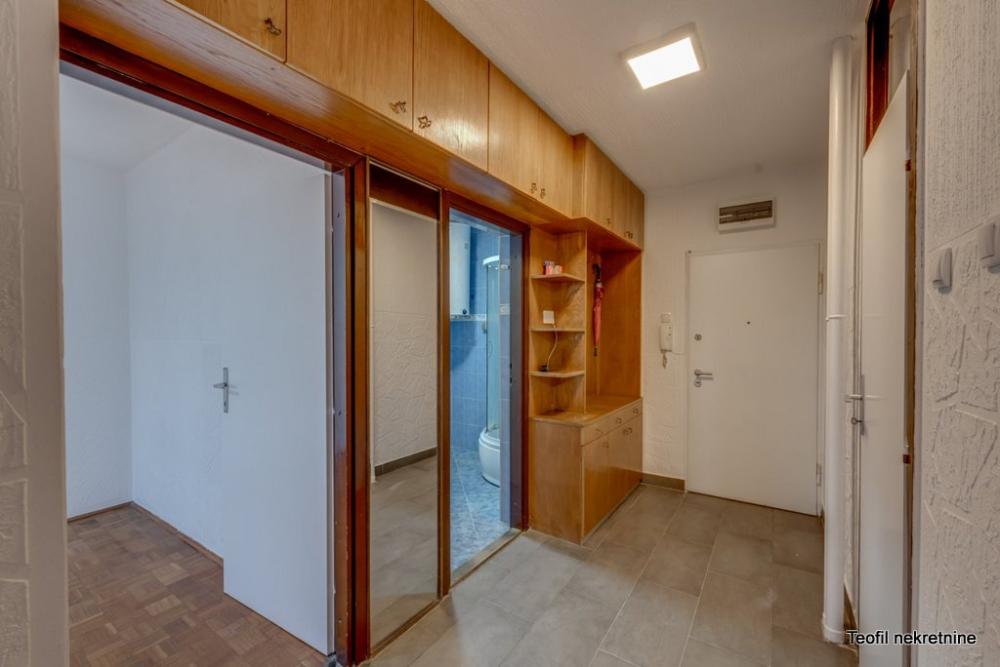 Stan na prodaju u Beogradu, Prvomajska, dvoiposoban, 56m2, cena 189000 evra